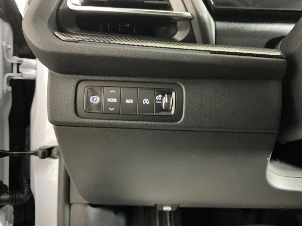 New 2027 Polar White Tricoat Chevrolet Z71 image 18