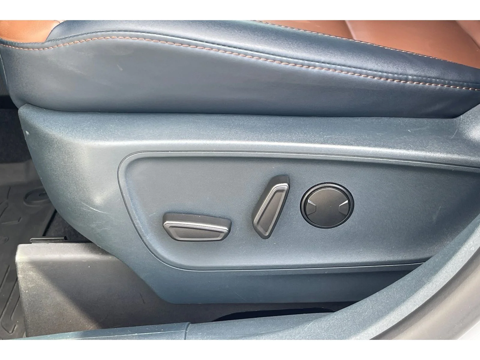 Used 2023 Oxford White Ford LARIAT image 13