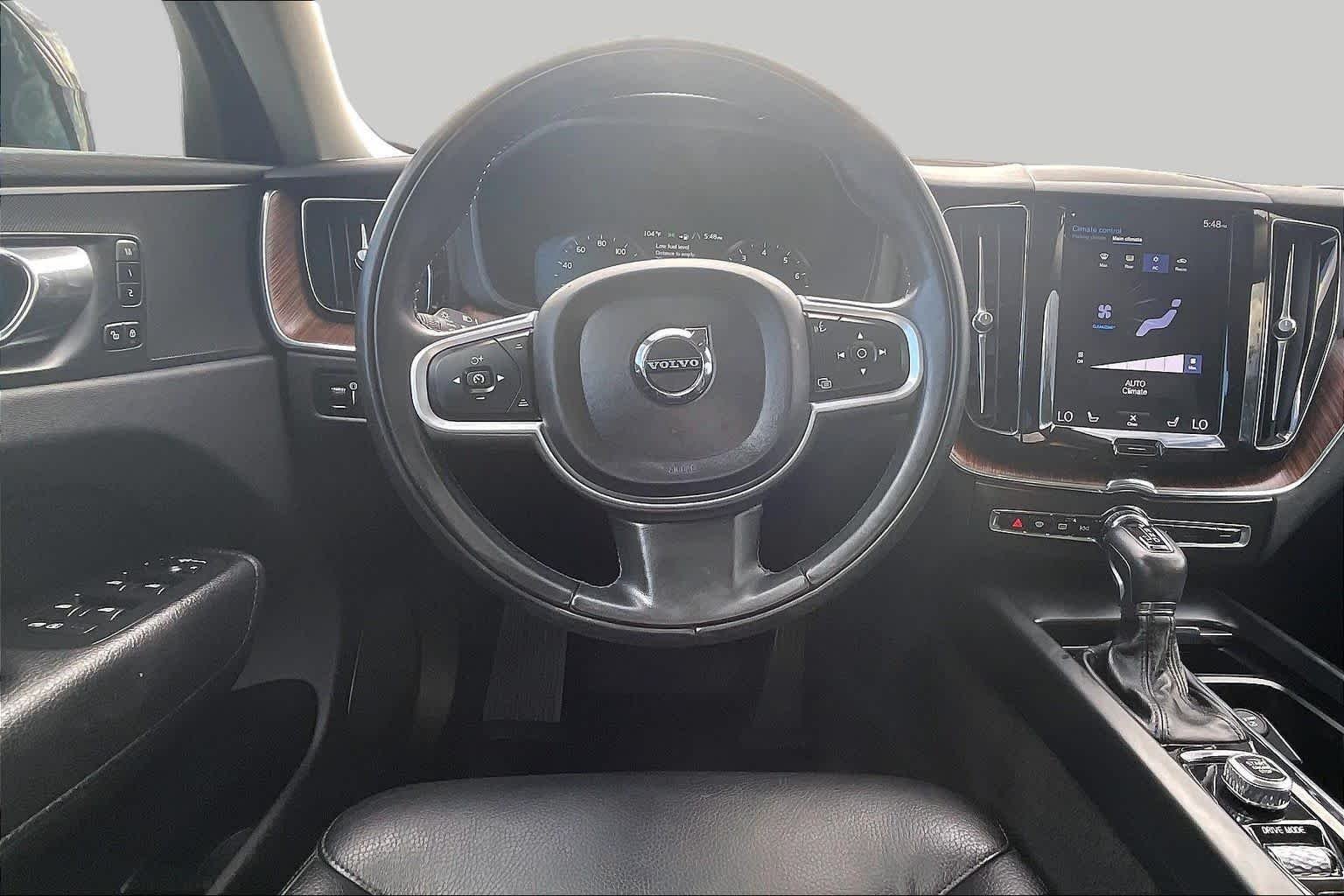Used 2021  Volvo Momentum image 6