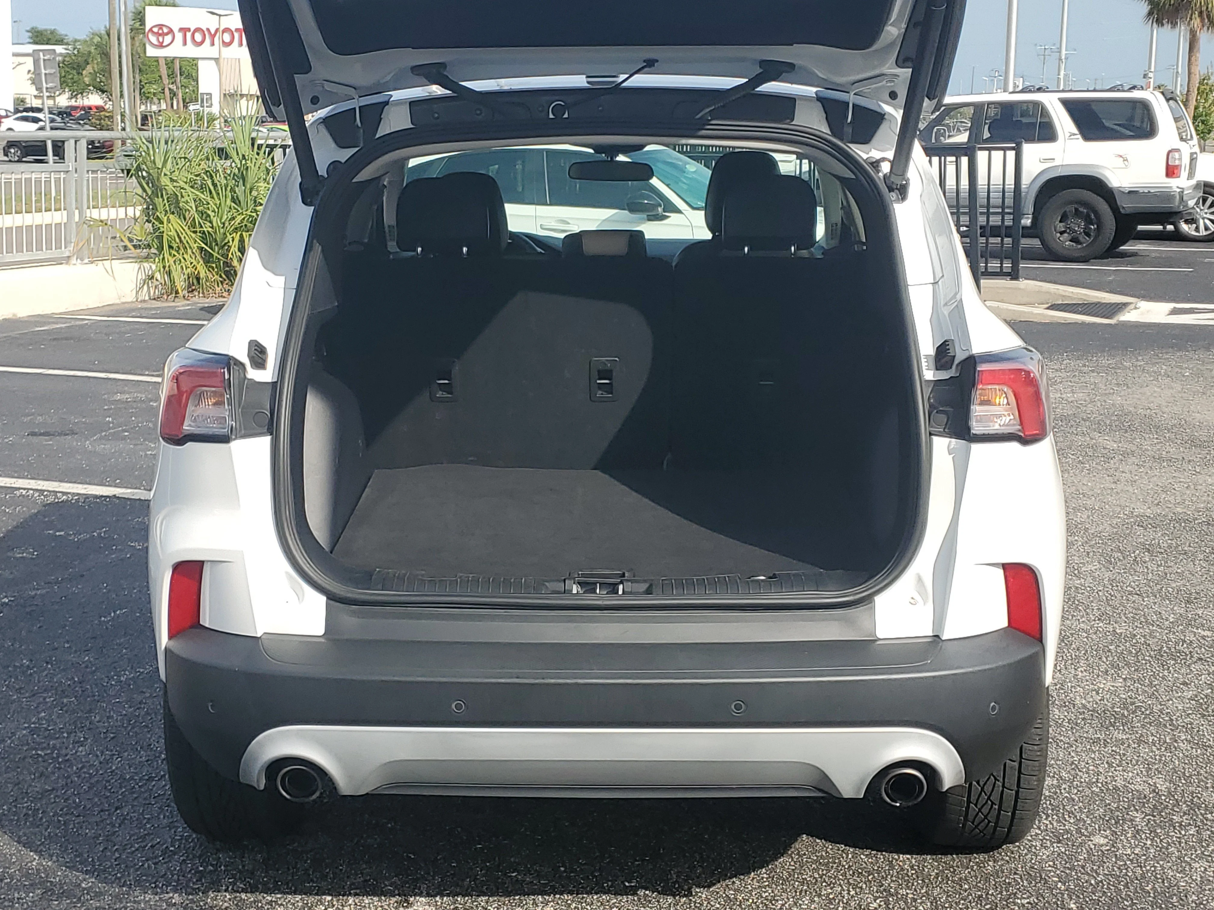 Used 2022 Oxford White Ford SEL image 8