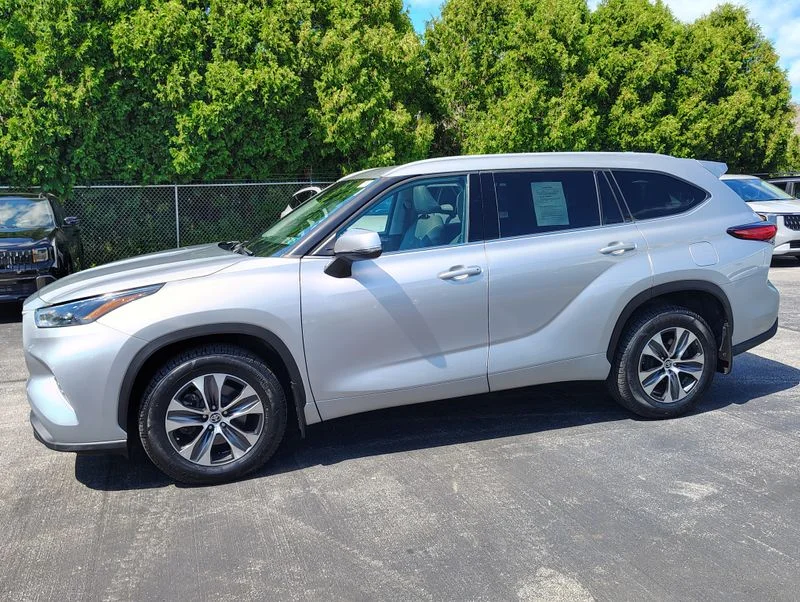 Used 2022 Silver Toyota XLE image 8