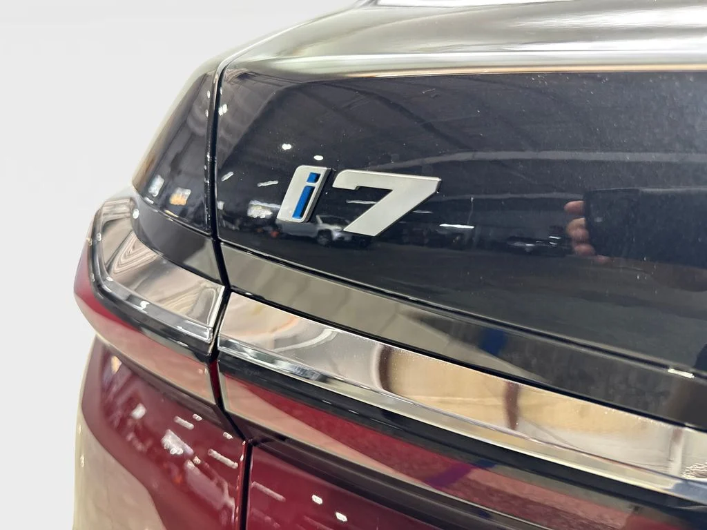 Used 2023 Red BMW xDrive60 image 24