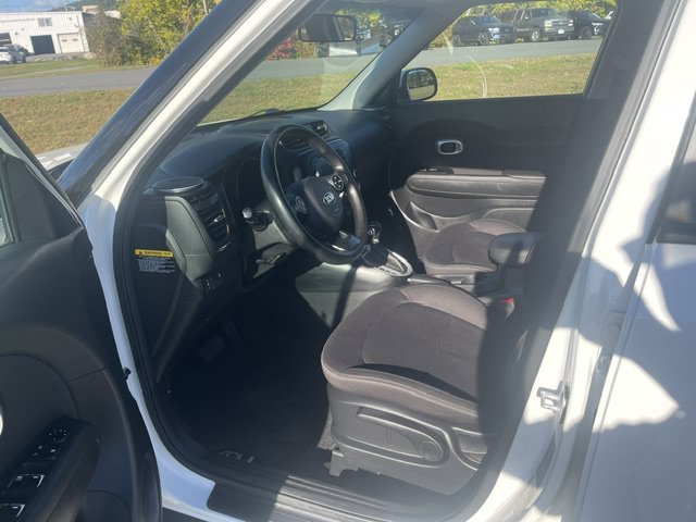 Used 2018 Clear White Kia Base image 6