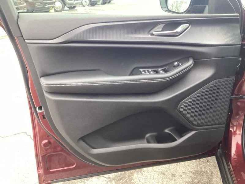 New 2025 Velvet Red Pearl-Coat Exterior Paint Jeep Altitude X image 25