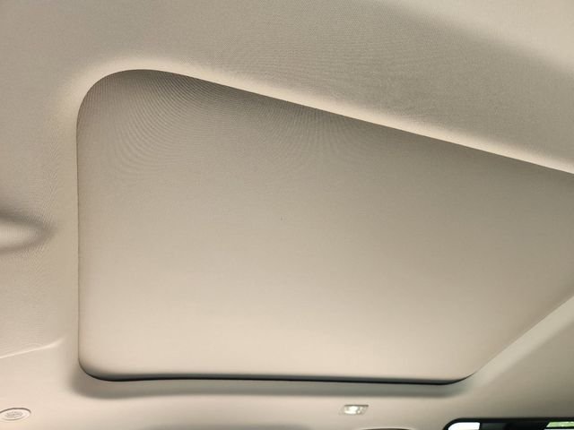 2024 Land Rover Defender thumbnail 25