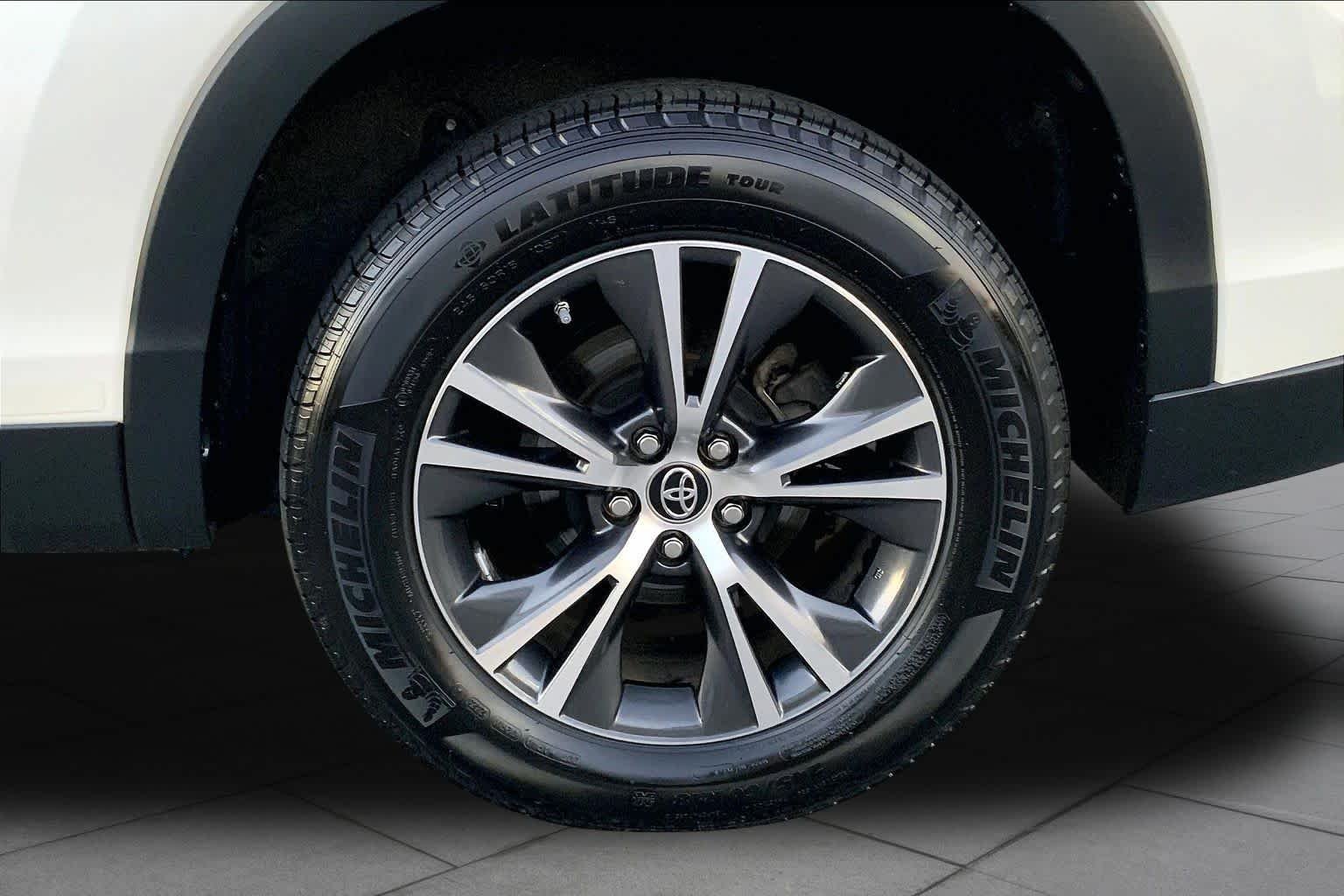 Used 2019 Blizzard Pearl Toyota LE Plus image 10