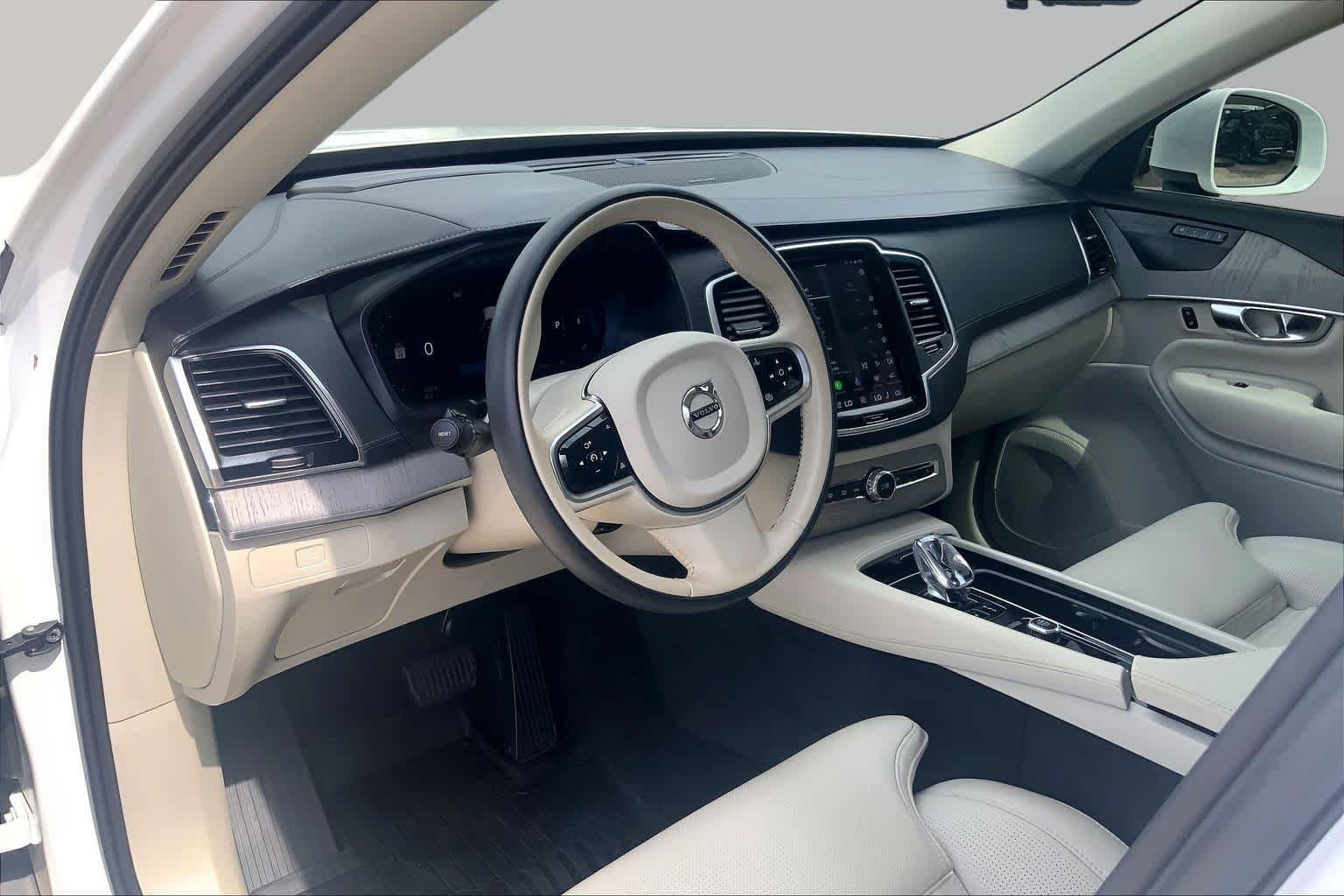 Used 2025 WHITE Volvo Ultra image 17