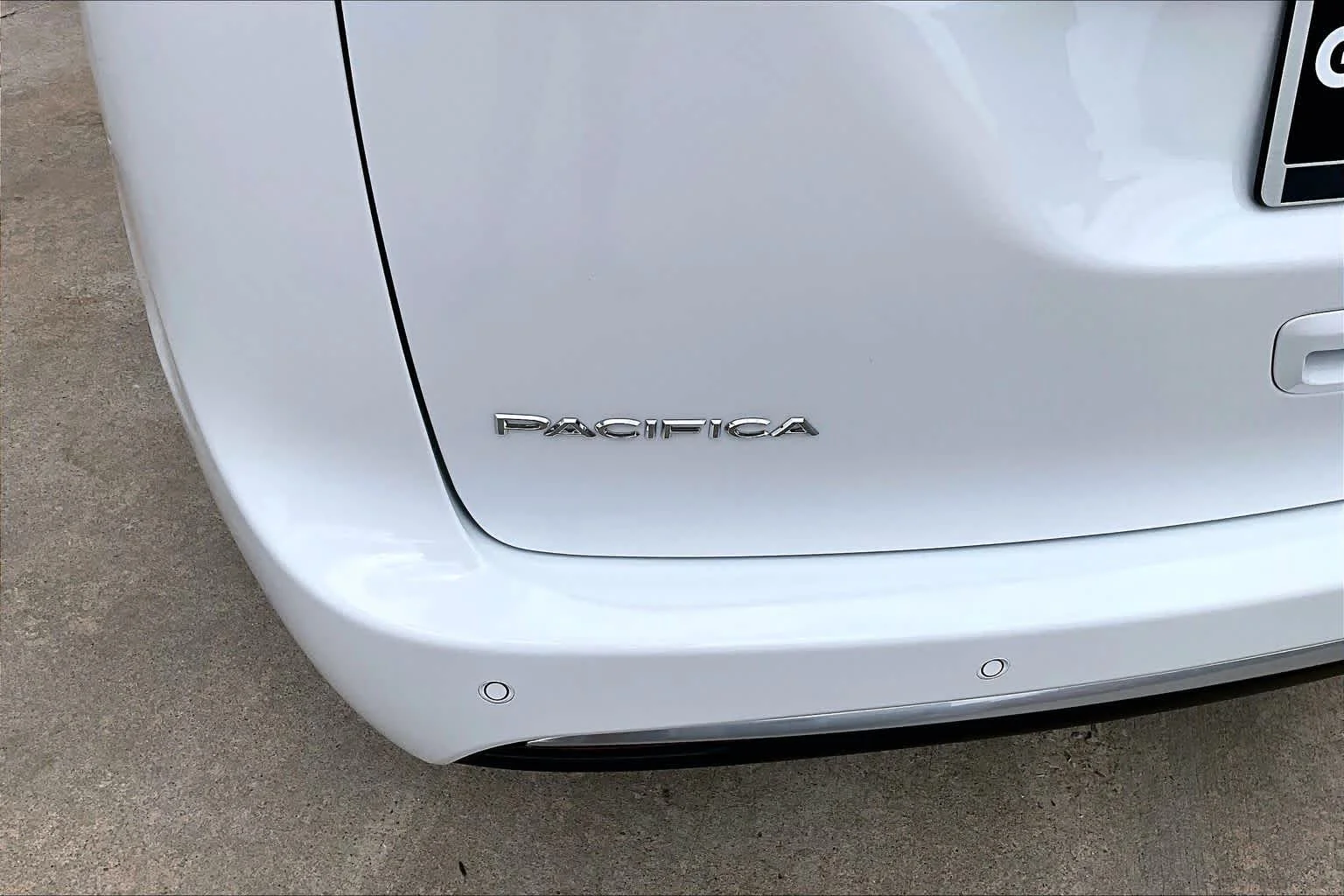New 2027 Bright White Clear-Coat Exterior Paint Chrysler Select image 16