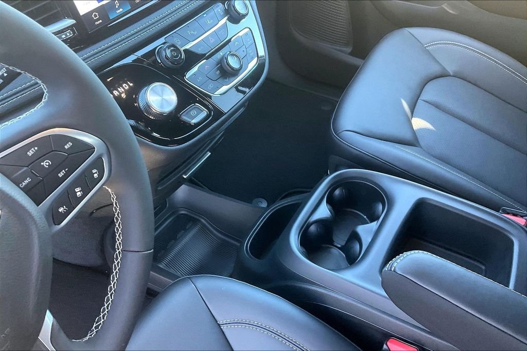 New 2026 Chrysler Pacifica Select 4D Passenger Van