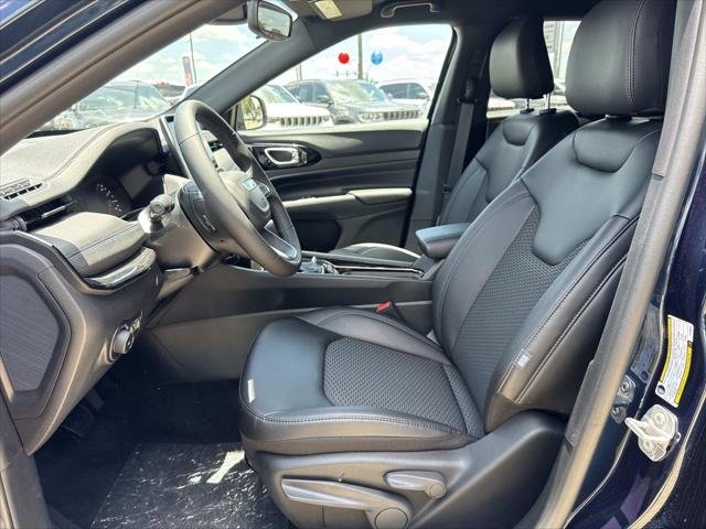 New 2026 Fathom Blue Pearl-Coat Exterior Paint Jeep Latitude image 8