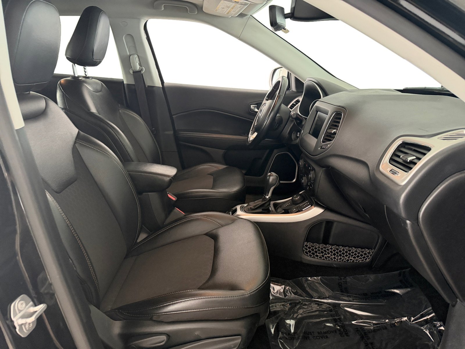 Used 2019 Diamond Black Crystal Pearlcoat Jeep Latitude image 28