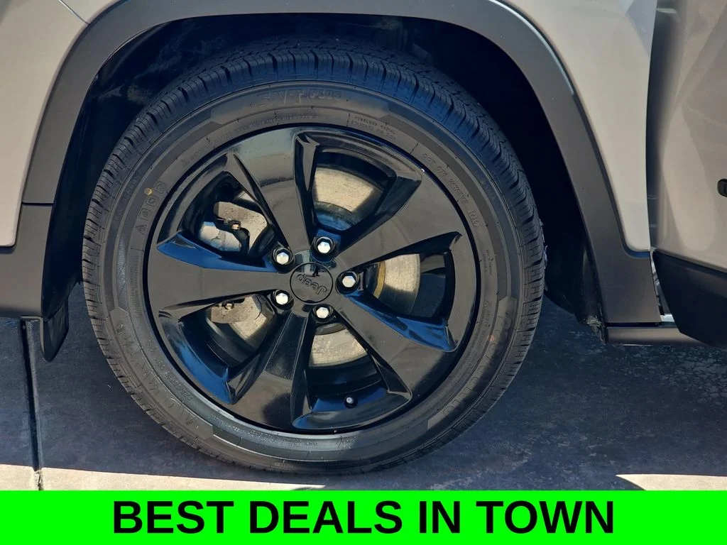 Used 2021 Silver Jeep Latitude Plus image 34
