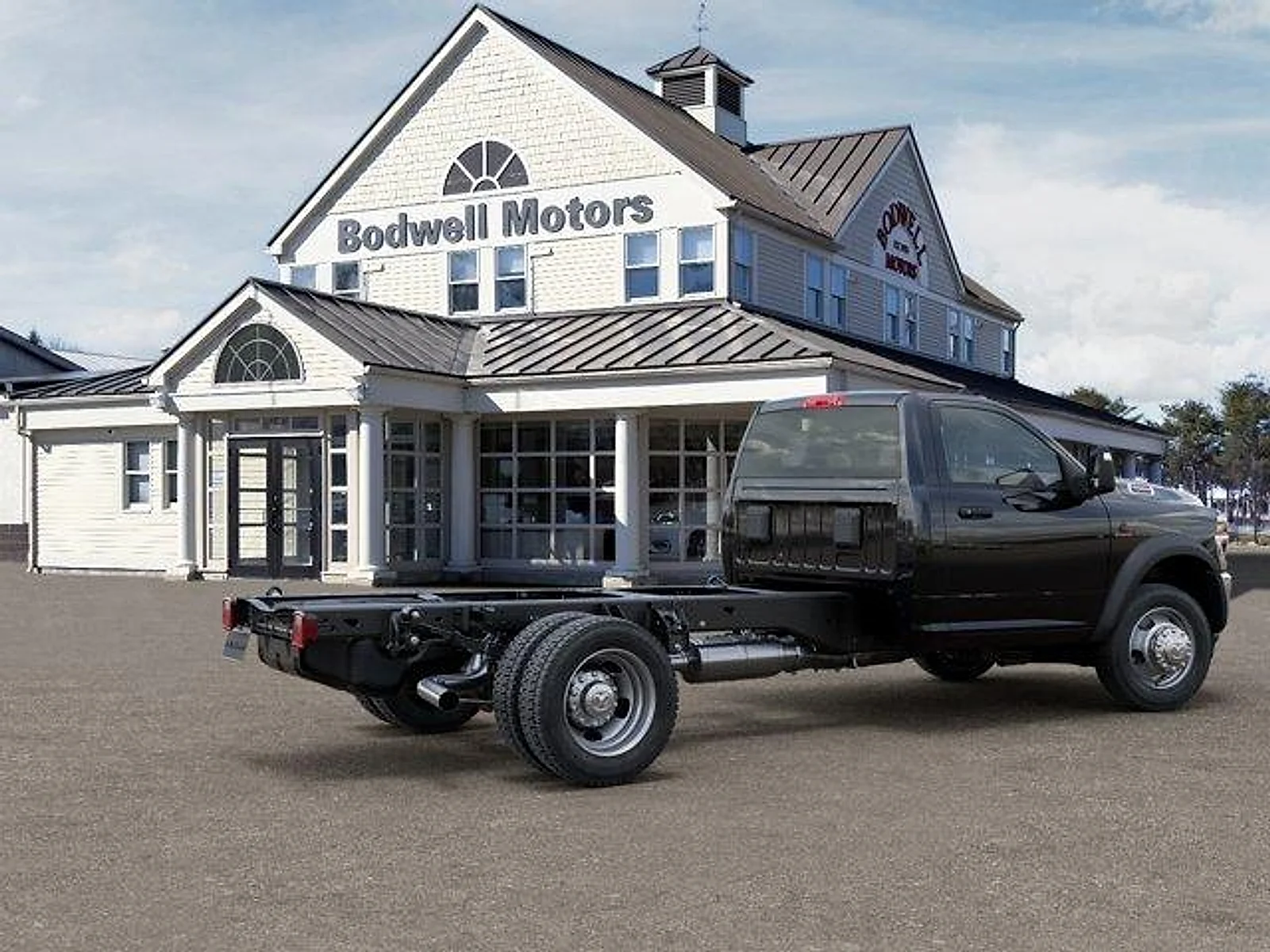 New 2026 Diamond Black Crystal Pearl-Coat Exterior Paint RAM Tradesman 4x4 Reg Cab 84" CA 168.5" WB image 4
