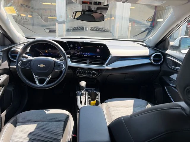 Used 2025 White Chevrolet LT image 12