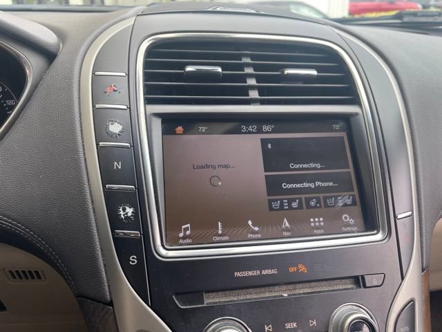 Used 2018 White Platinum Metallic Tri-coat Lincoln Reserve image 5