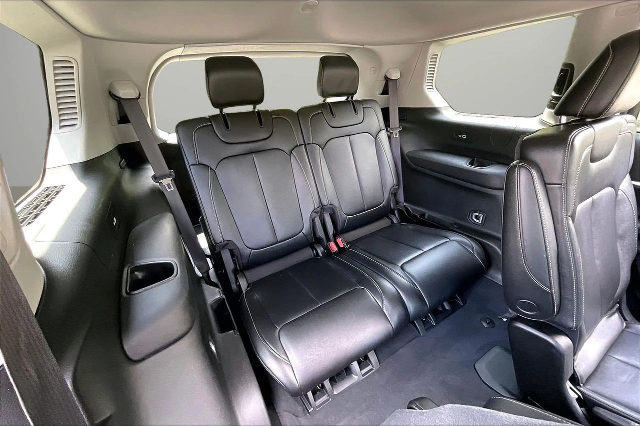 Used 2023 White Jeep Limited image 27