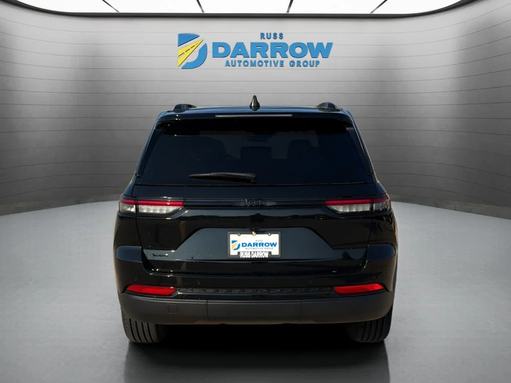 New 2025 Diamond Black Crystal Pearl-Coat Exterior Paint Jeep Altitude X image 4