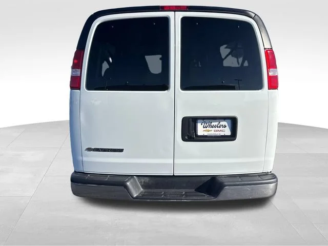 Used 2025 Summit White Chevrolet 1LT image 4