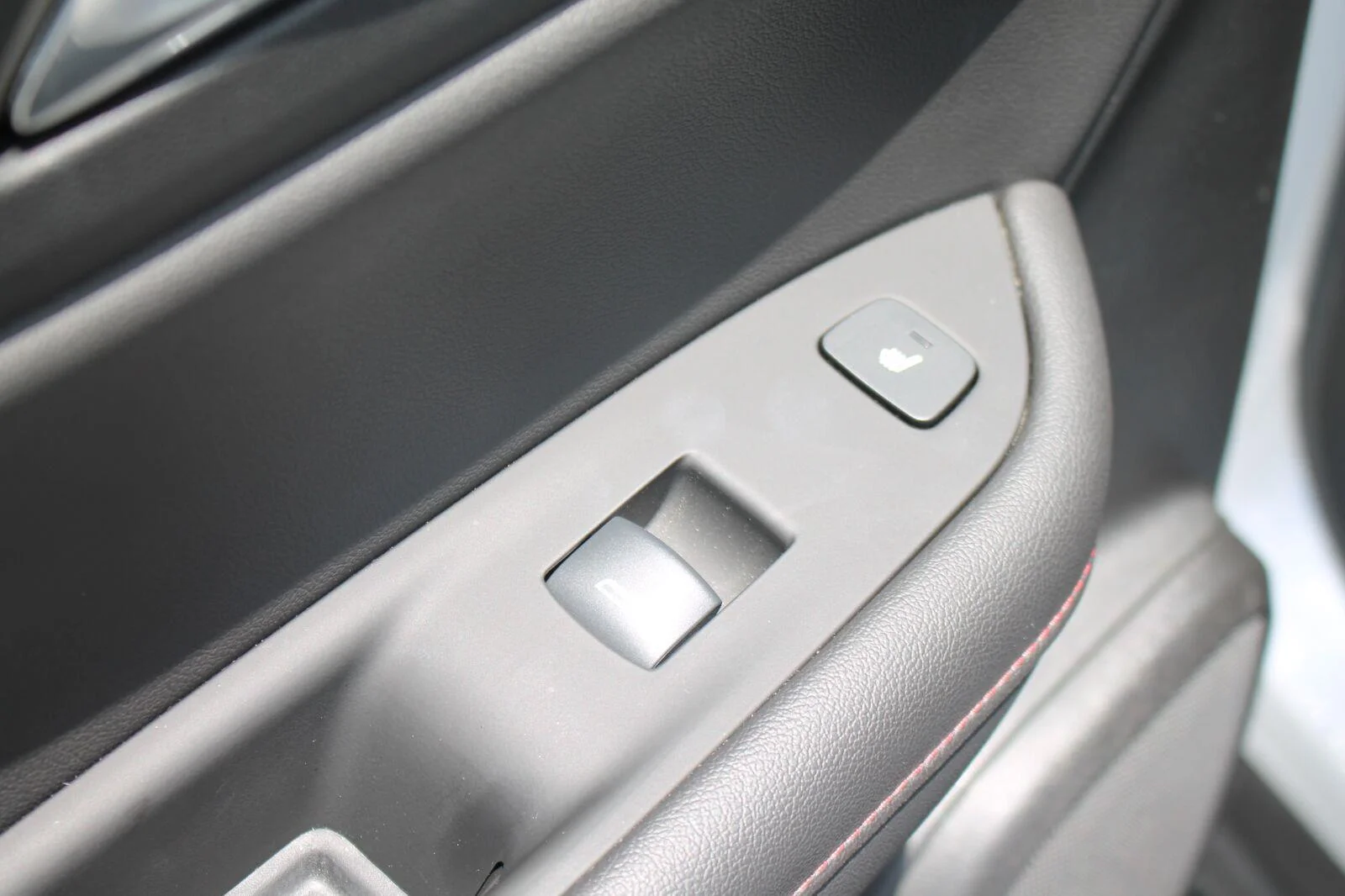 Used 2025 Iridescent Pearl Tricoat Chevrolet RS image 30