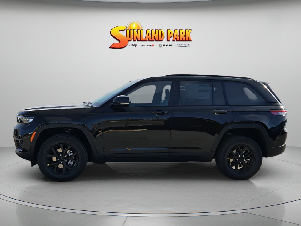 New 2025 Diamond Black Crystal Pearl-Coat Exterior Paint Jeep Laredo image 3