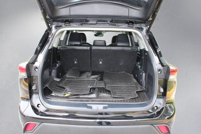 Used 2022 Black Toyota XLE image 22