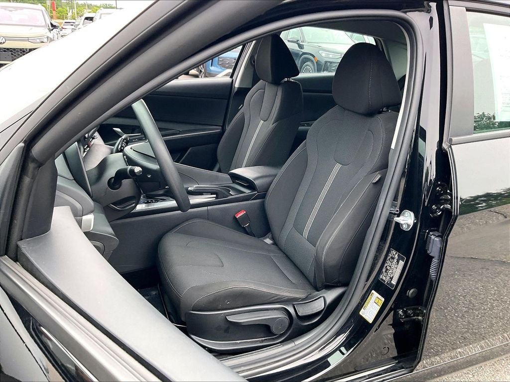 Used 2025 Abyss Black Hyundai SE image 9