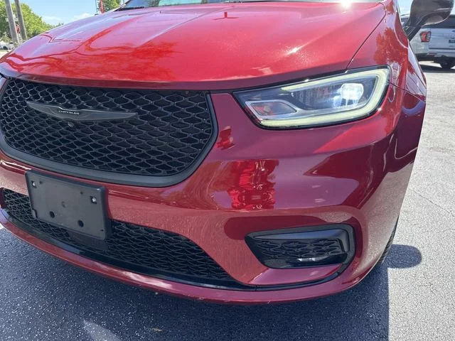 Used 2025 Red Chrysler Limited image 10