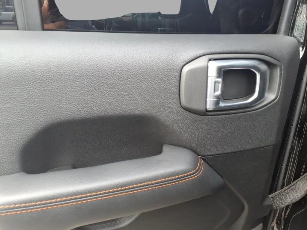 Used 2022 Black Jeep Mojave image 9