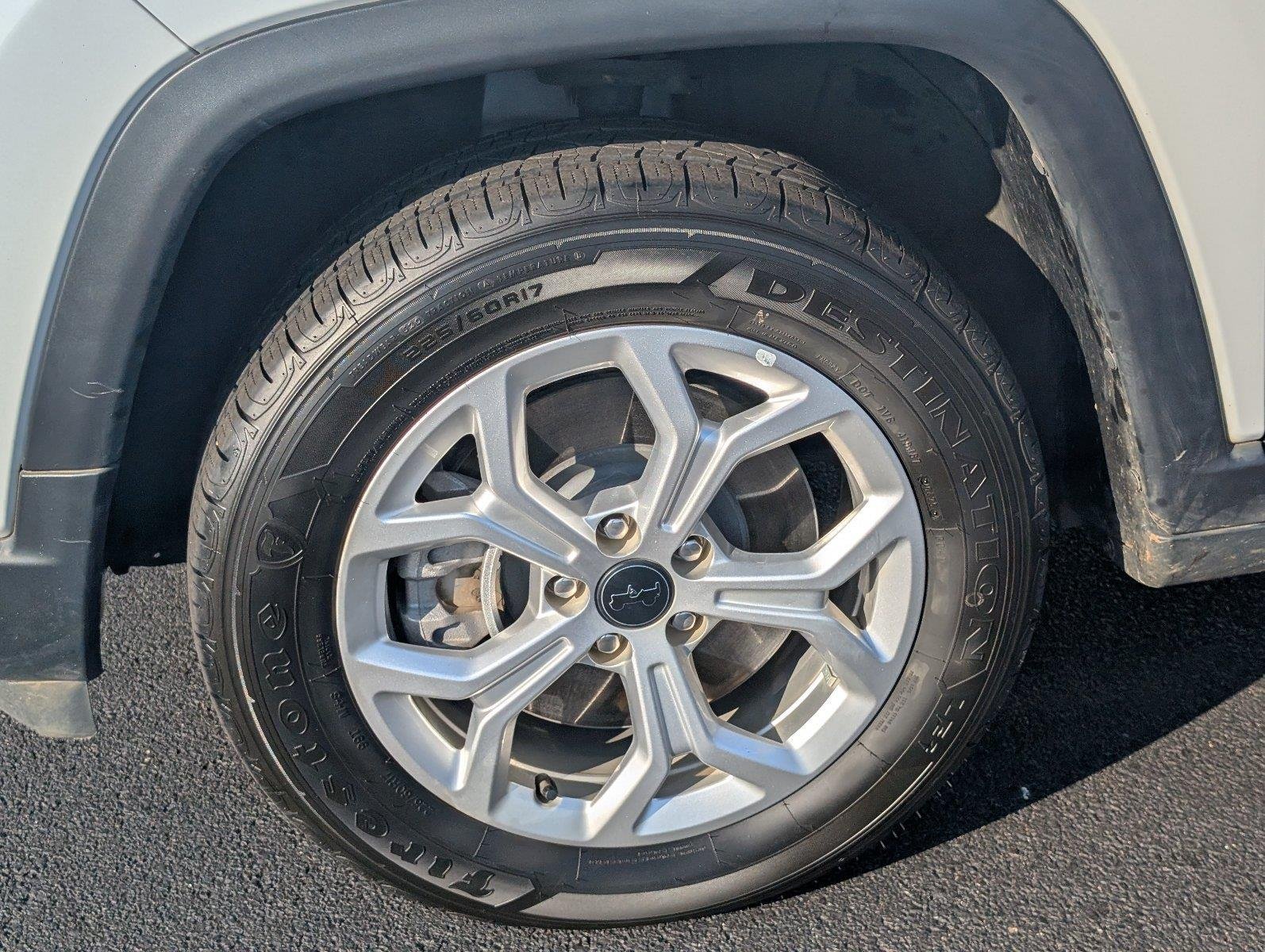 Used 2025 Bright White Clearcoat Jeep Latitude image 11