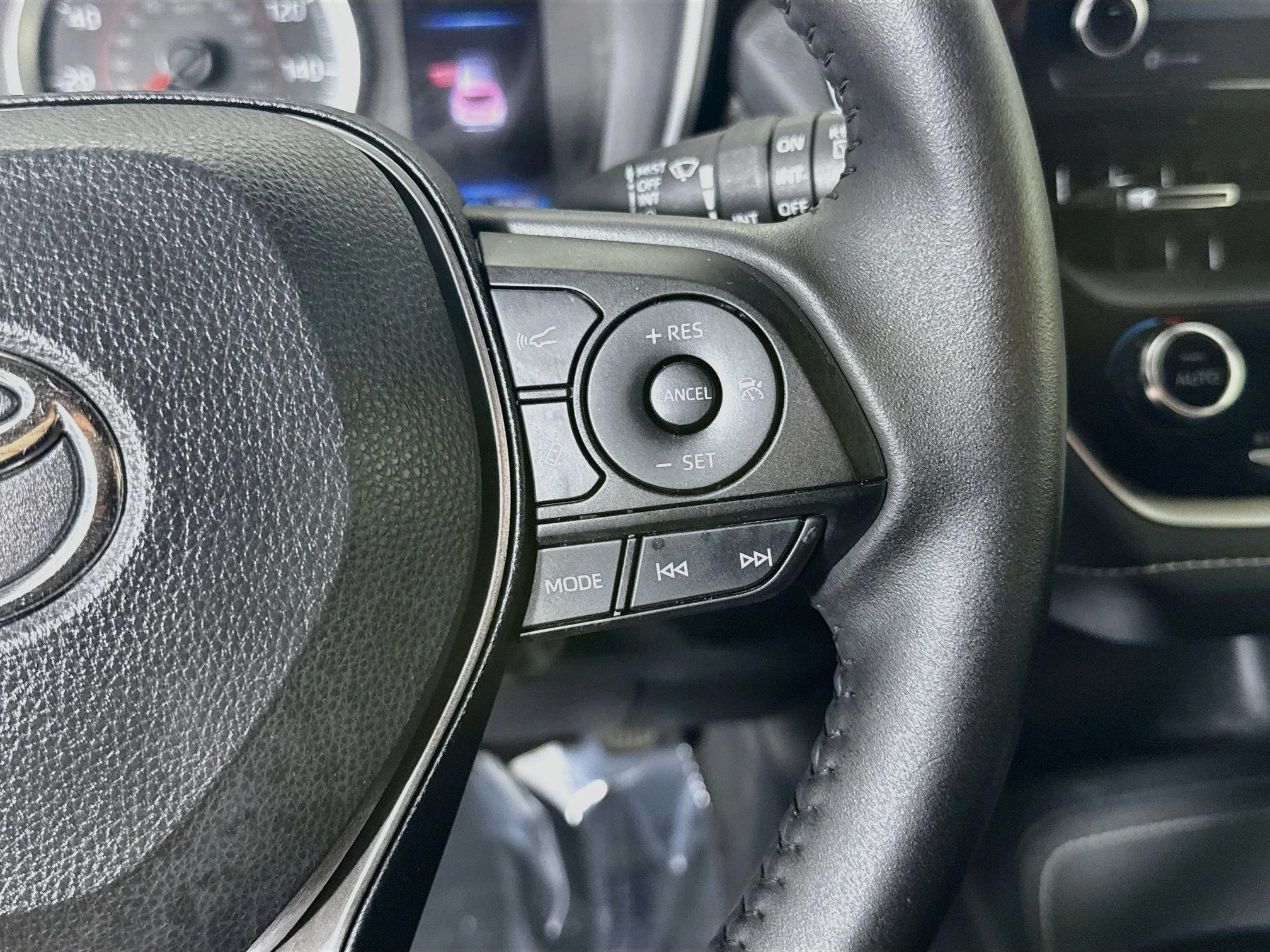 Used 2021 Wind Chill Pearl Toyota SE image 11