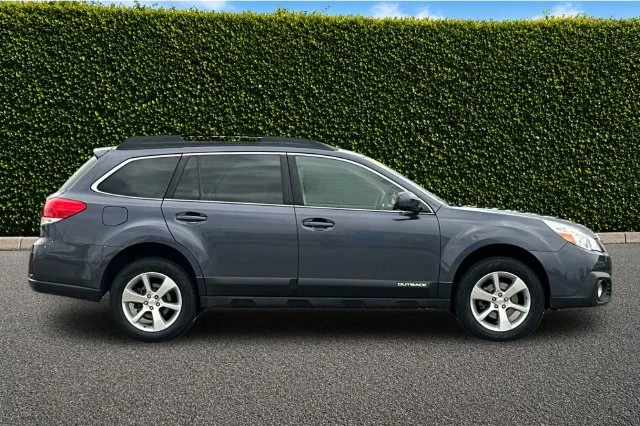 Used 2014 Gray Subaru 2.5i image 2