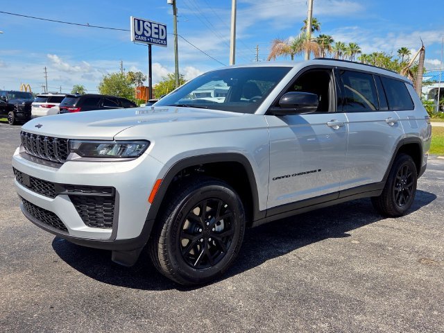New 2026 Silver Zynith Exterior Paint Jeep Laredo Altitude image 3