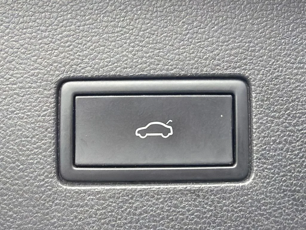 Used 2024  Volkswagen 2.0T SE w/Technology image 19