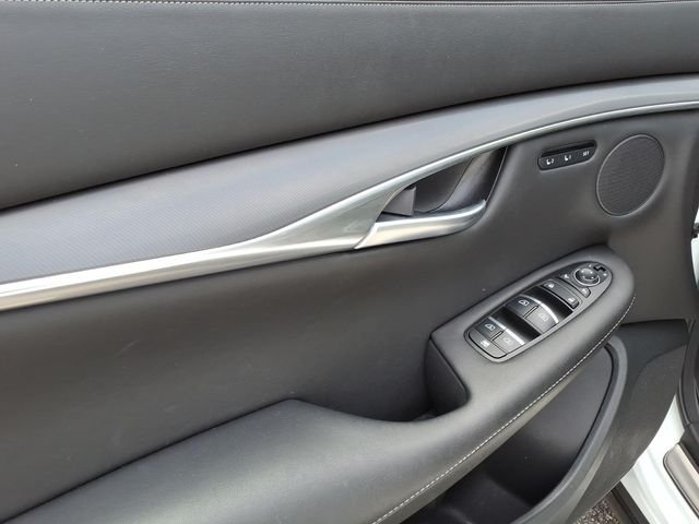 Used 2025 White INFINITI LUXE image 11