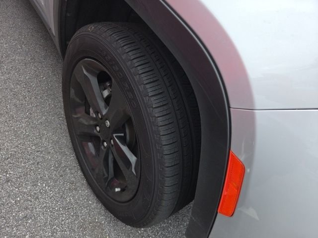 Used 2025 Silver Jeep Limited image 3