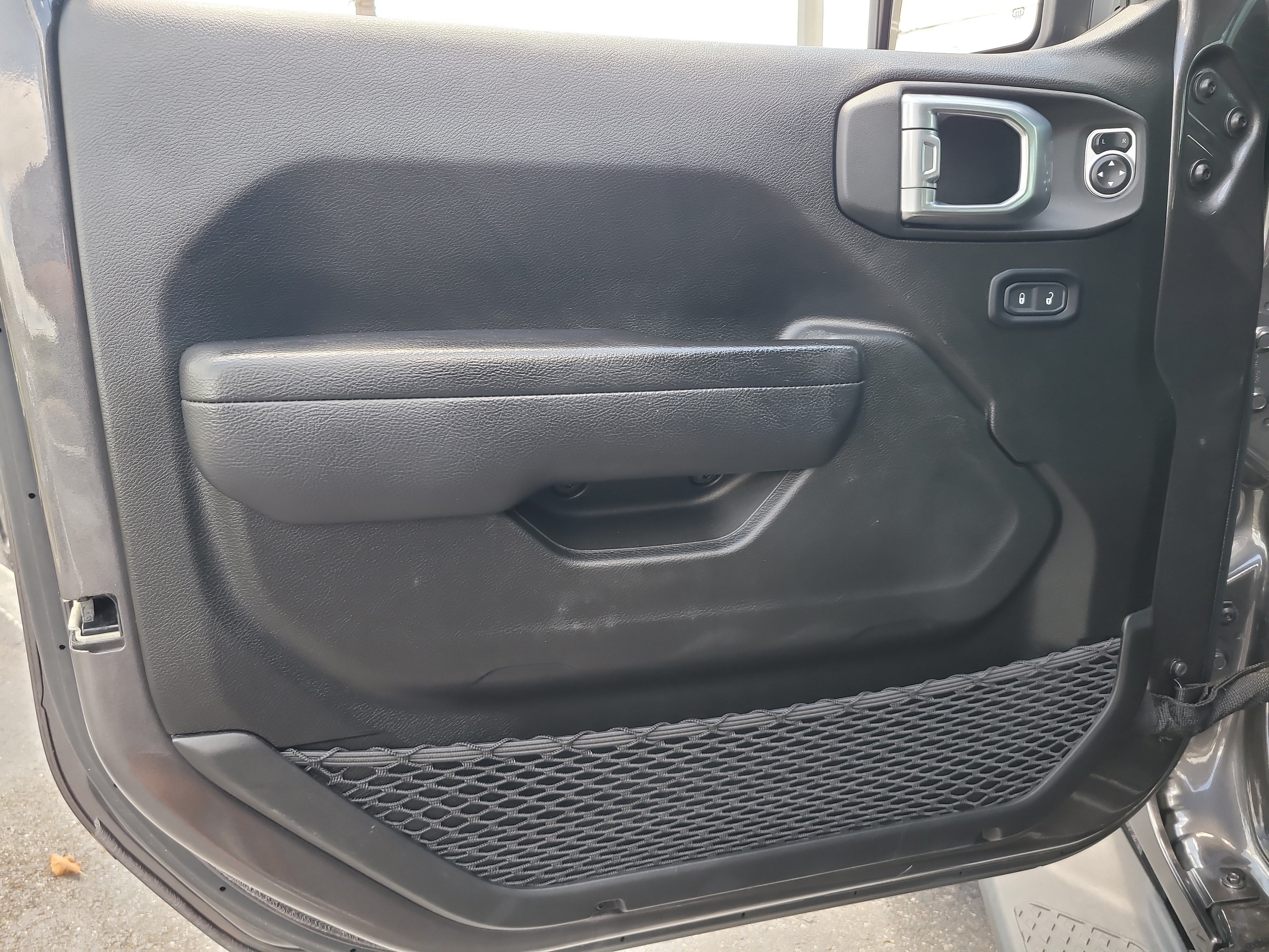 Used 2024 Granite Crystal Metallic Clearcoat Jeep Rubicon image 16