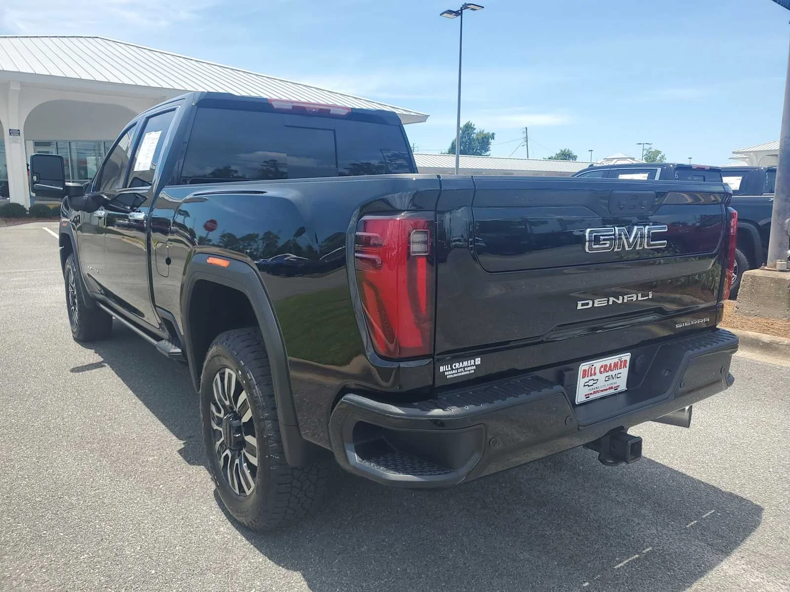 Used 2025 Onyx Black GMC Denali Ultimate image 3
