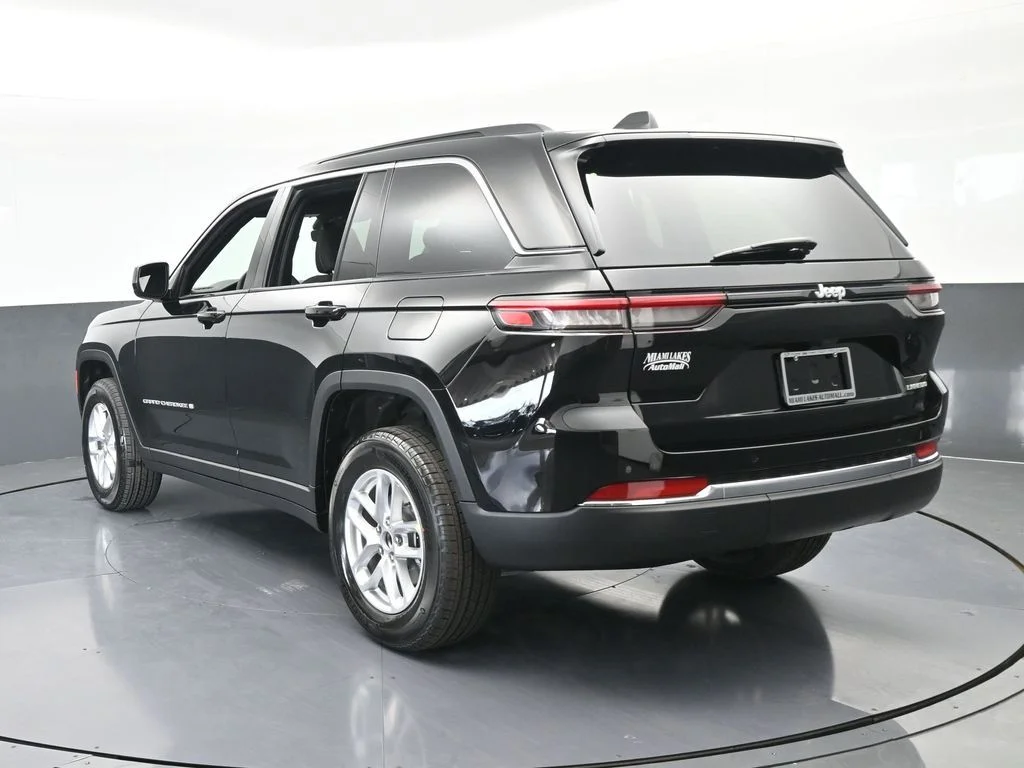 New 2026 Diamond Black Crystal Pearl-Coat Exterior Paint Jeep Laredo X image 4