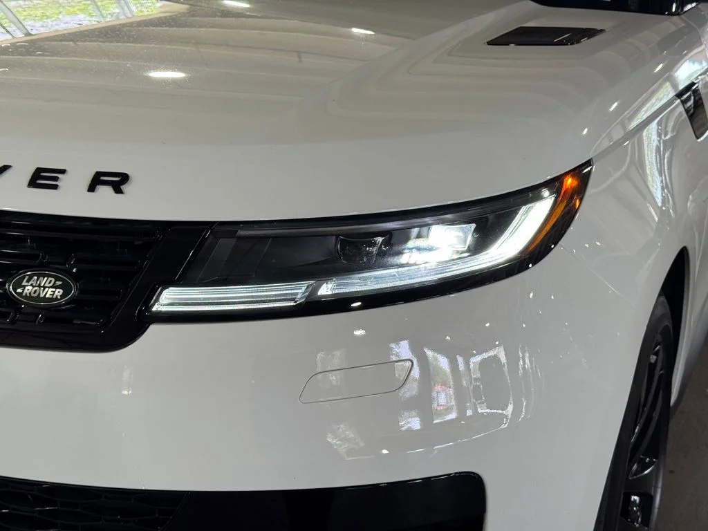 New 2026 Fuji White Land Rover SE image 4