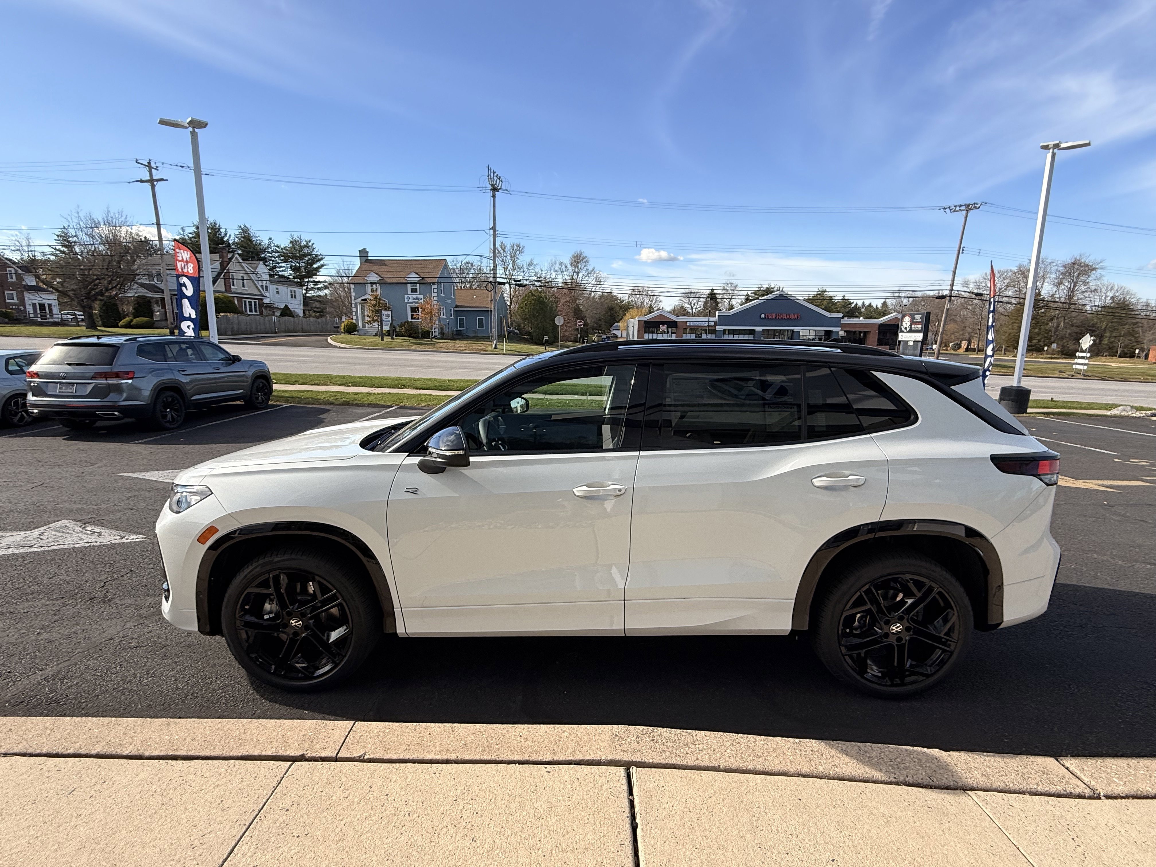 New 2026 Opal White W/Deep Black Roof Volkswagen SE R-Line Black image 9