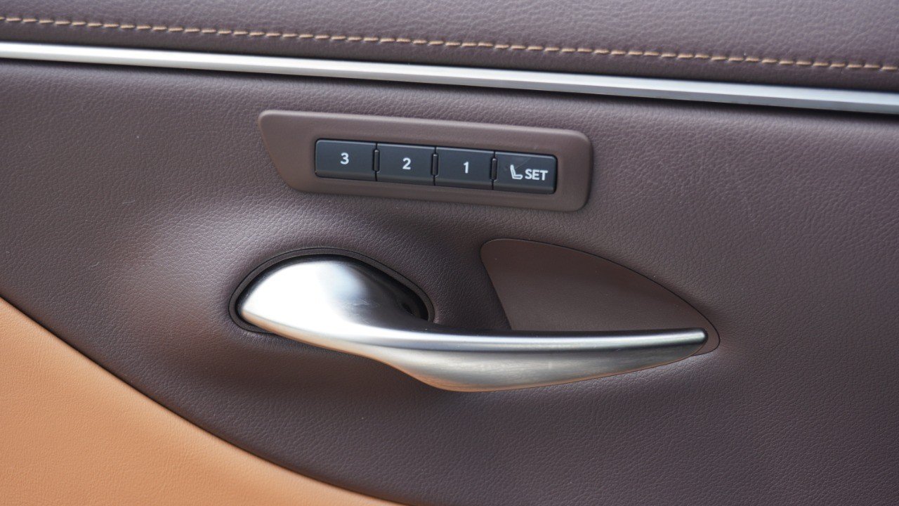 Certified Used 2021 White Lexus ES 350 image 22