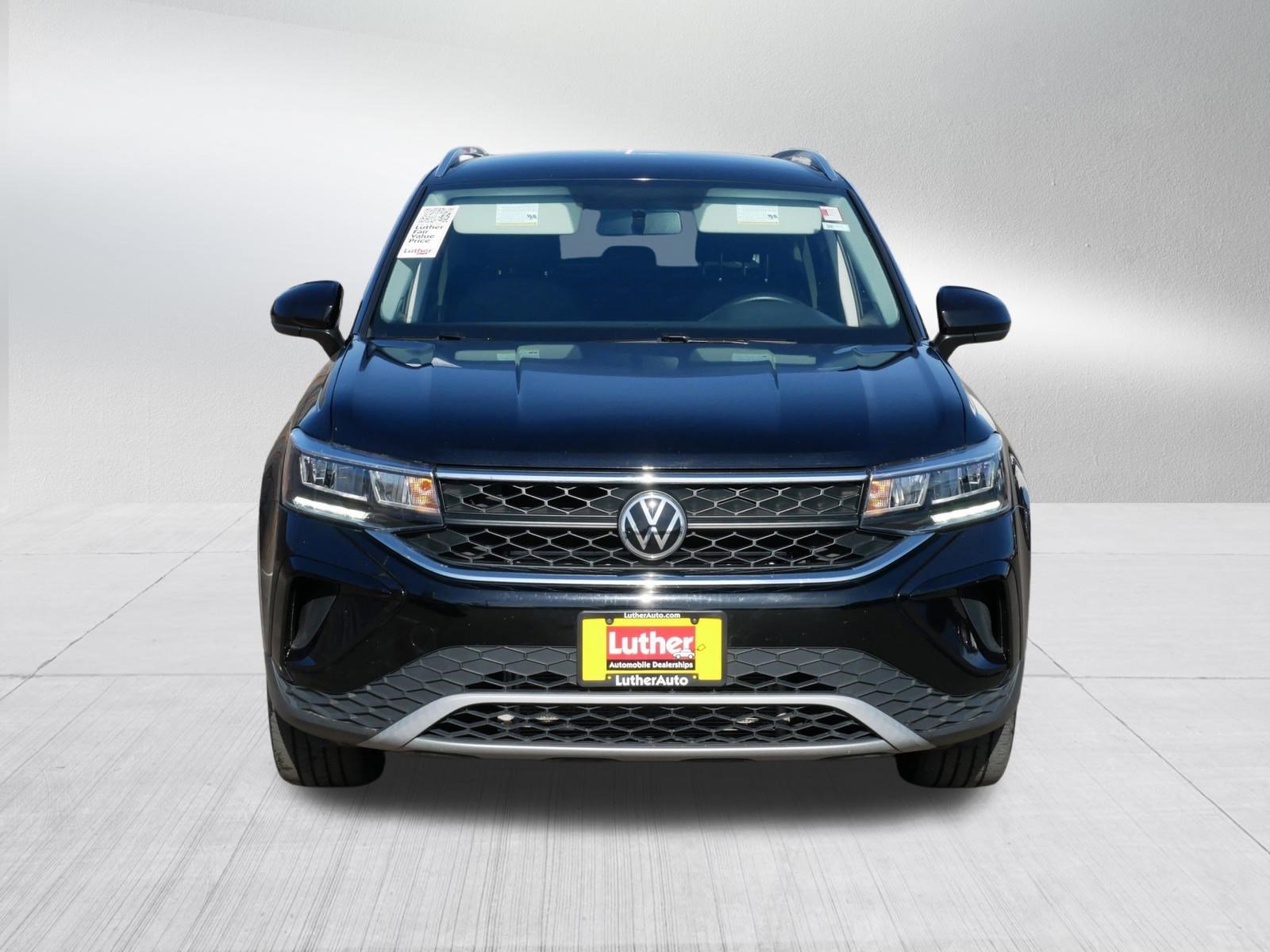 Used 2022 Volkswagen Taos SE with VIN 3VVWX7B2XNM071015 for sale in Hopkins, MN