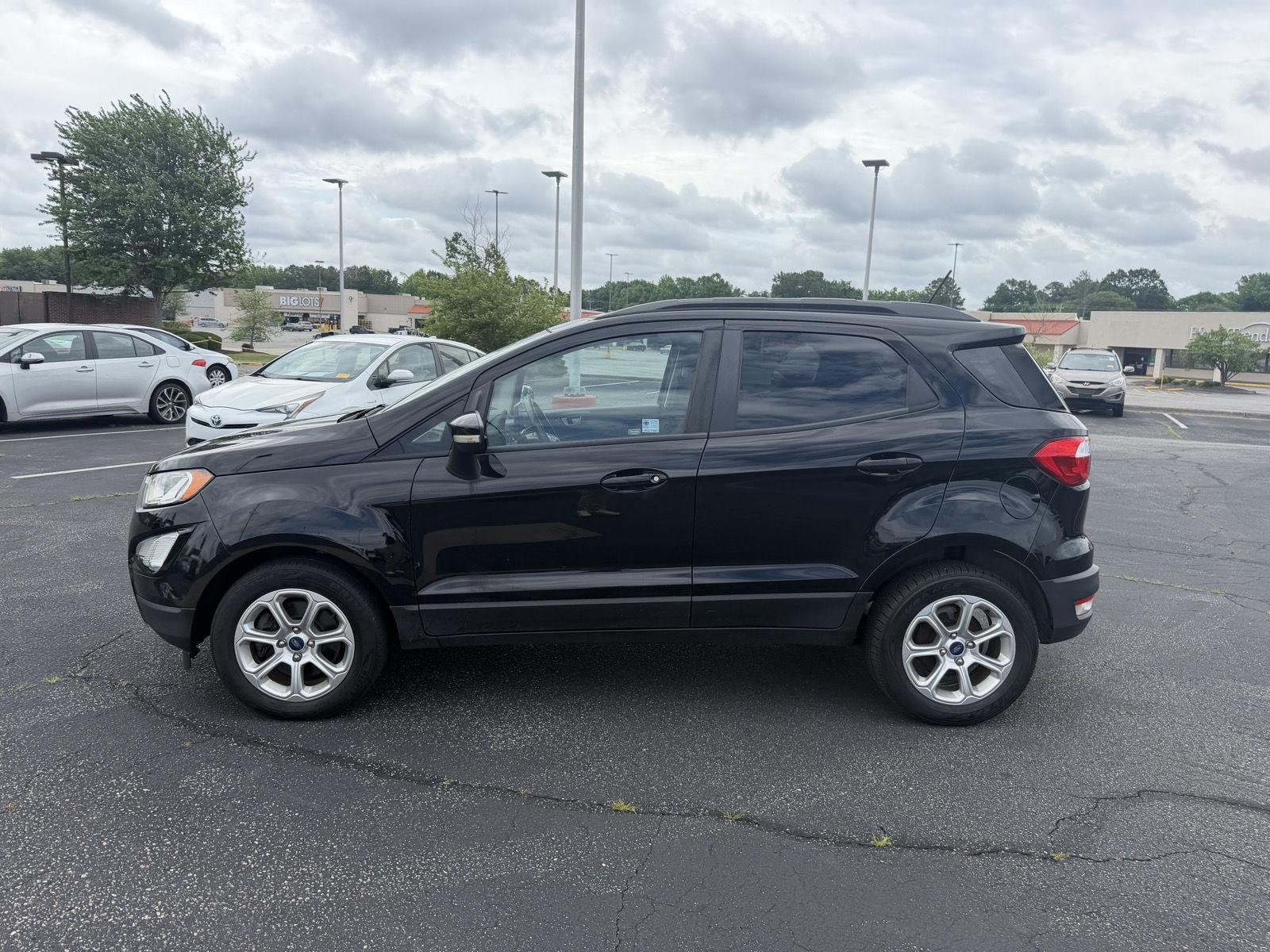 Used 2020 Shadow Black Ford SE image 4