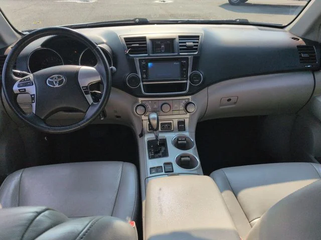 Used 2013 Gray Toyota SE image 29