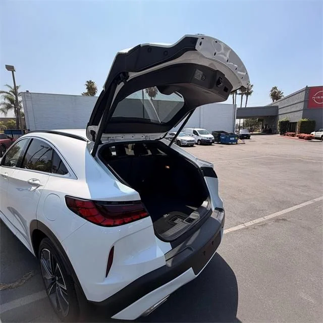 Used 2025 White INFINITI LUXE image 8