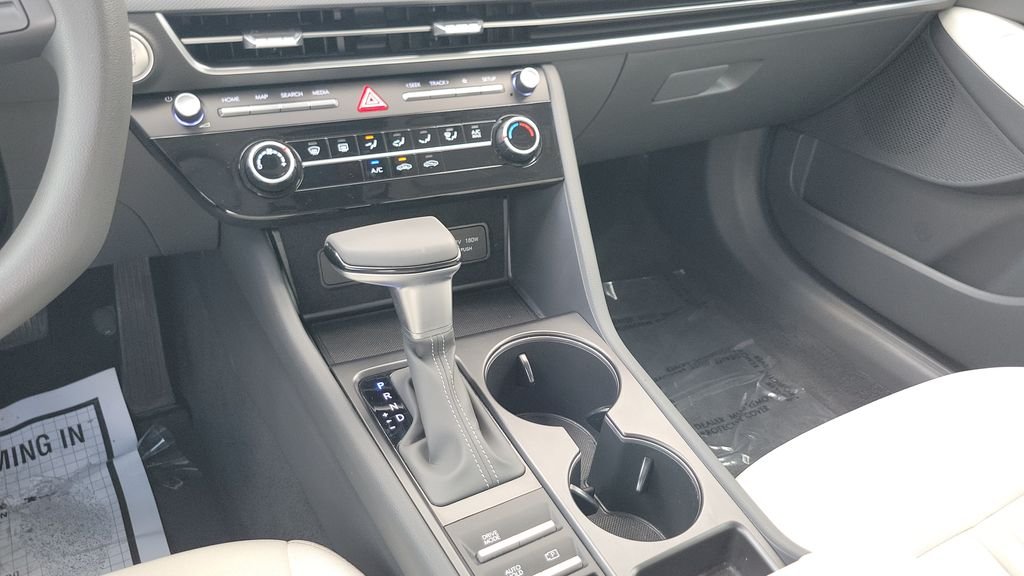 Certified Used 2025 White Hyundai SE image 15