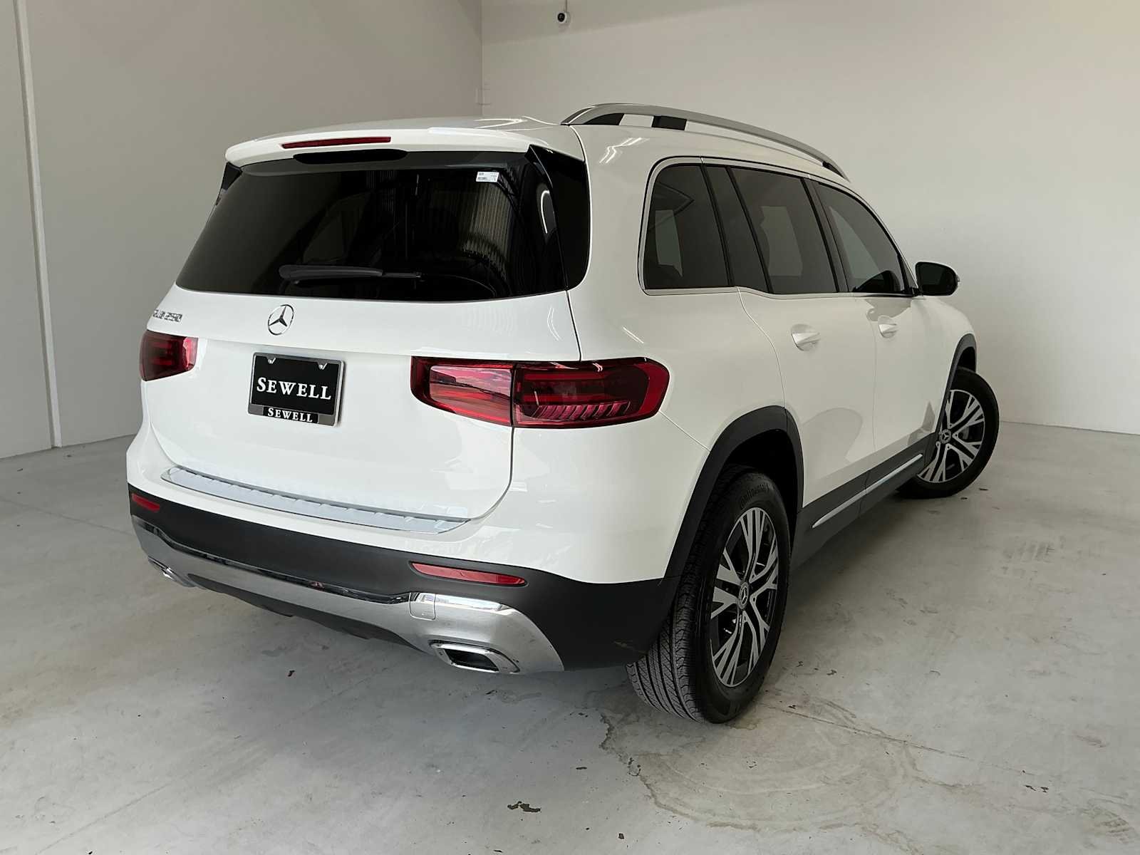Certified Used 2026 Polar White Mercedes-Benz GLB 250 image 11