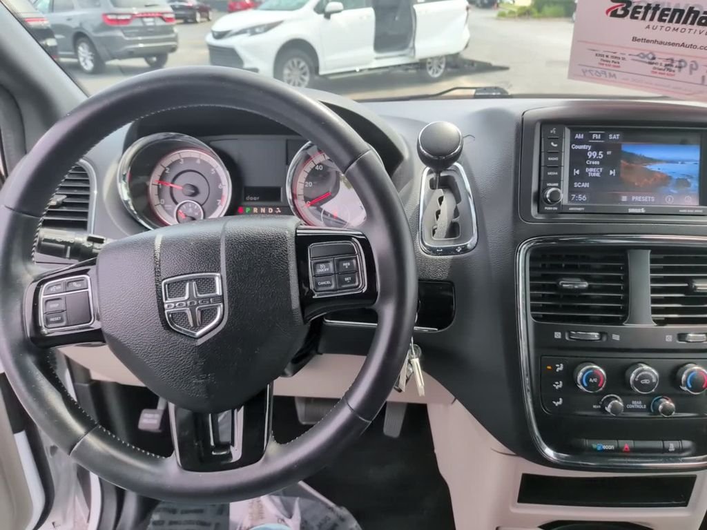 Used 2018 White Dodge SXT image 25