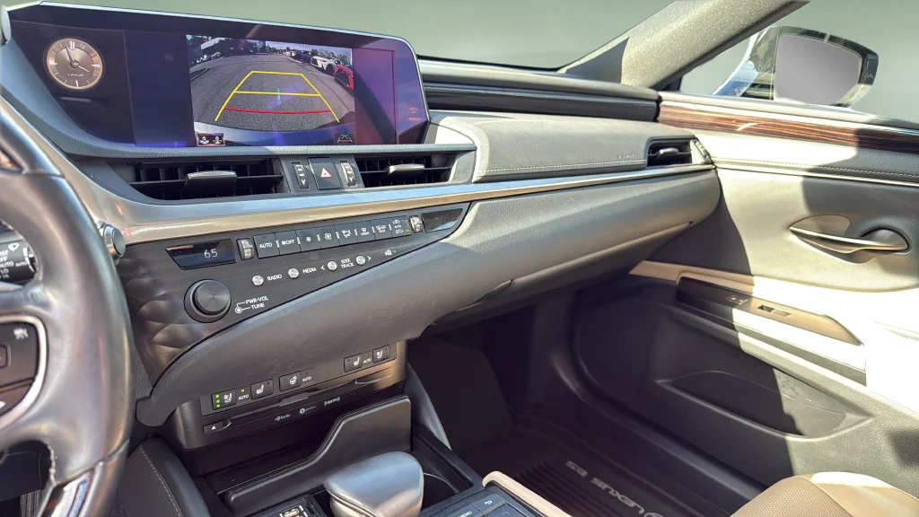 Used 2020 Silver Lexus 300h image 32