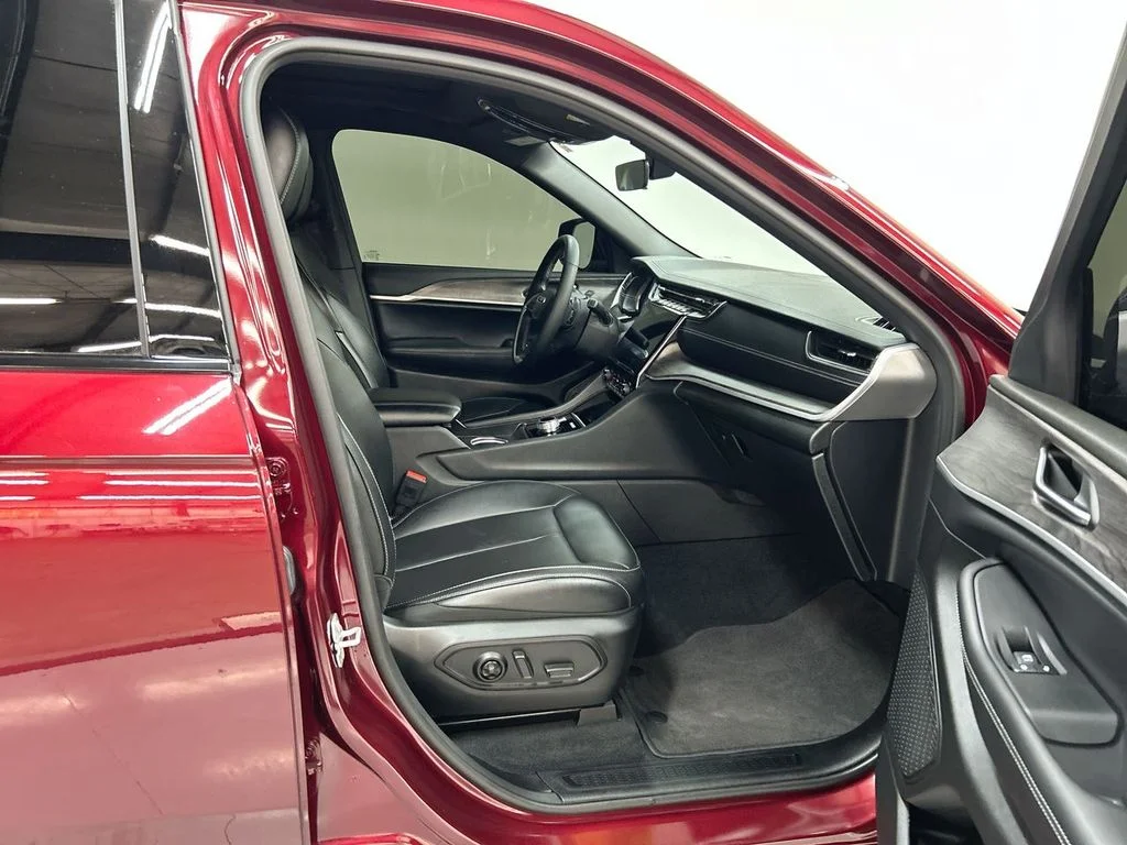 Used 2025 Velvet Jeep Limited image 20